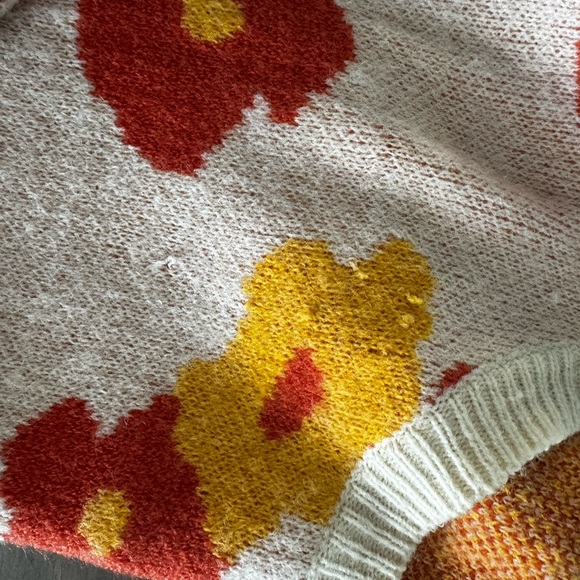 Storia White Sweater with Orange and Pink Floral Design - Picture 3 of 9